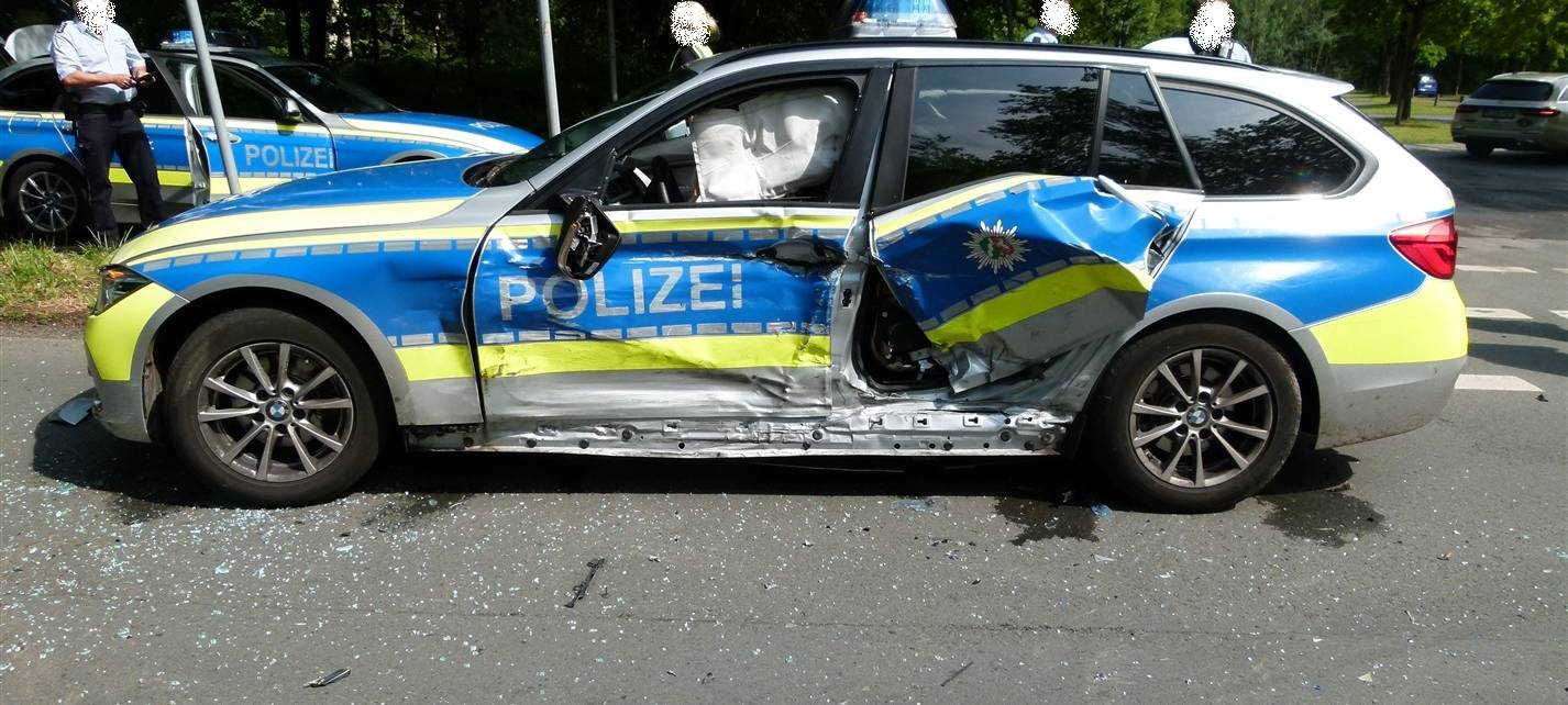 Polizeiauto bei Verfolgungsjagd gerammt