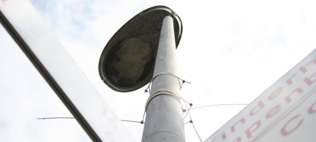 Reste von Wahlplakaten: Kabelbinder an Laternen