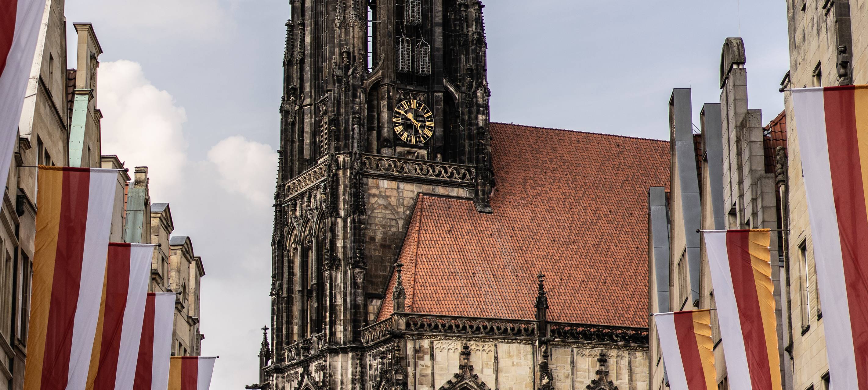 Stolz erhebt sich die Lambertikirche über den gut gefüllten Prinzipalmarkt bei "Münster Mittendrin"