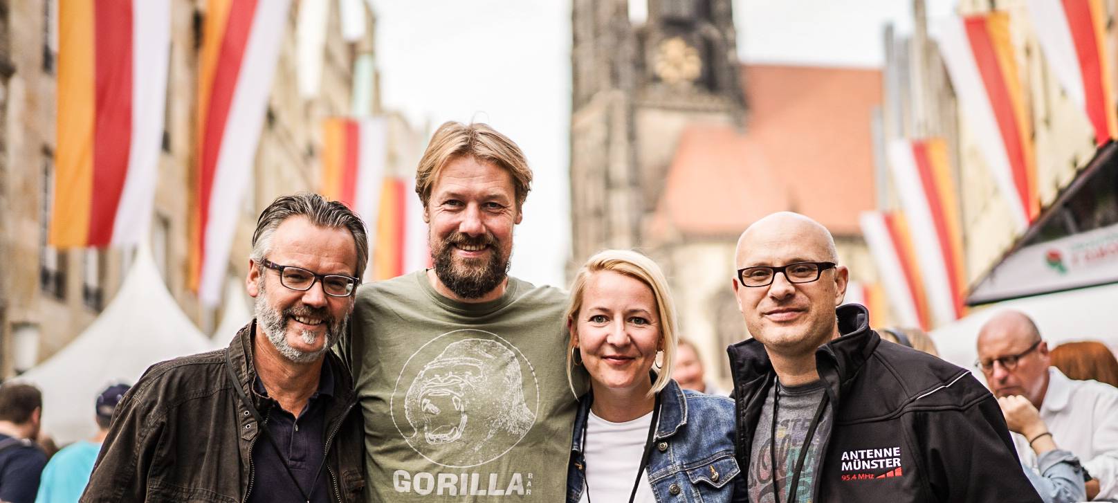 Henning Wehland strahlt vor dem Konzert - zusammen mit ANTENNE MÜNSTER Chefredakteur Stefan Nottmeier, Anja Brukner und Christoph Hausdorf (v.l.n.r.)