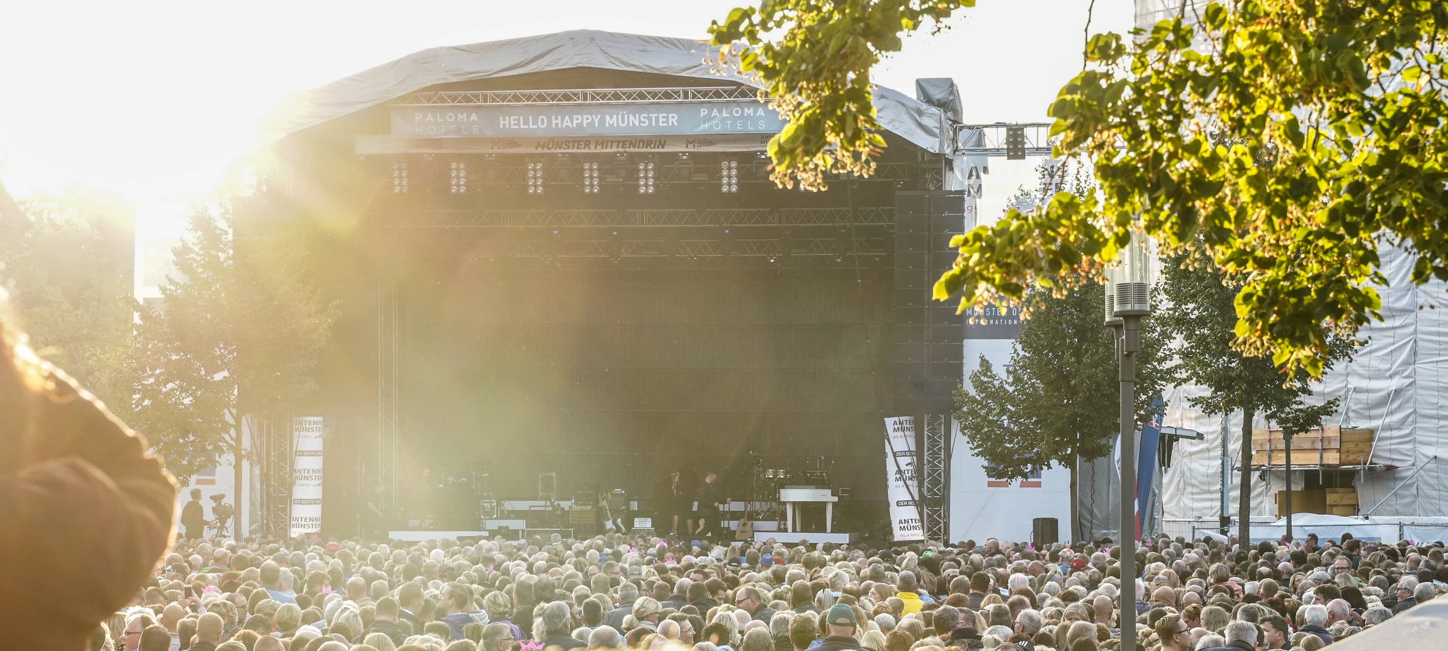 Blick auf den Domplatz – die Menge wartet gespannt auf Josh und DJ Lost Frequencies