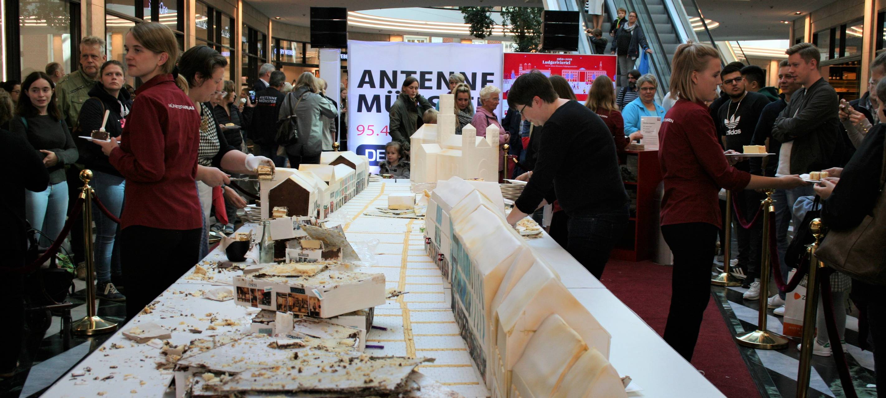 Gut die Hälfte der Torte ist schon weg