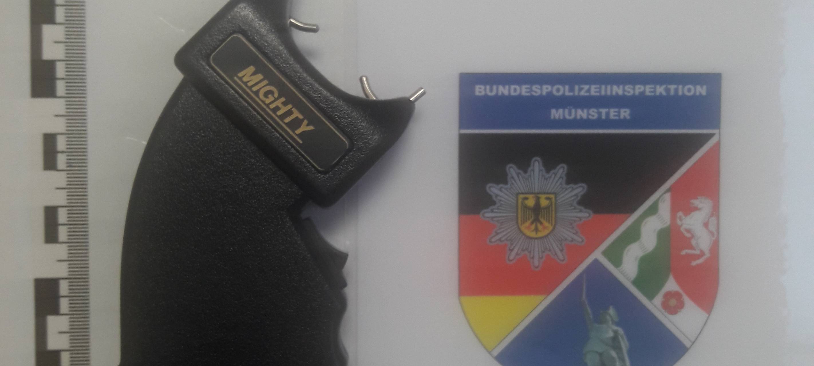 Mann mit Elekotroschocker unterwegs