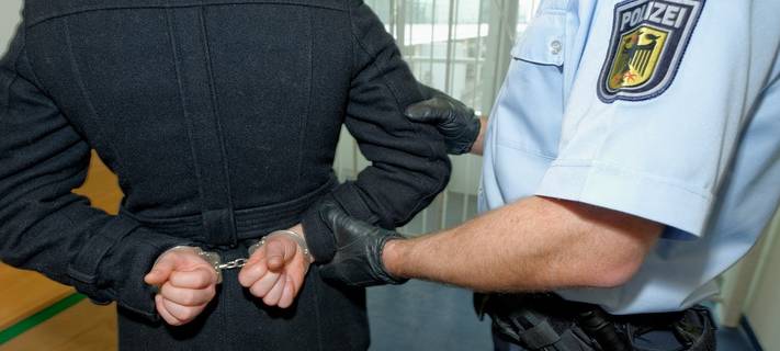 Frau versetzt Mann: Vier Verletzte