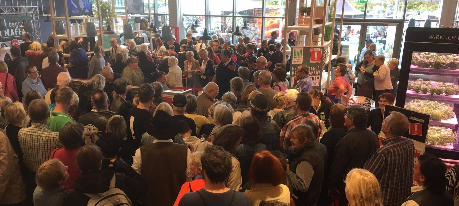 Autogrammstunde mit Peter Maffay