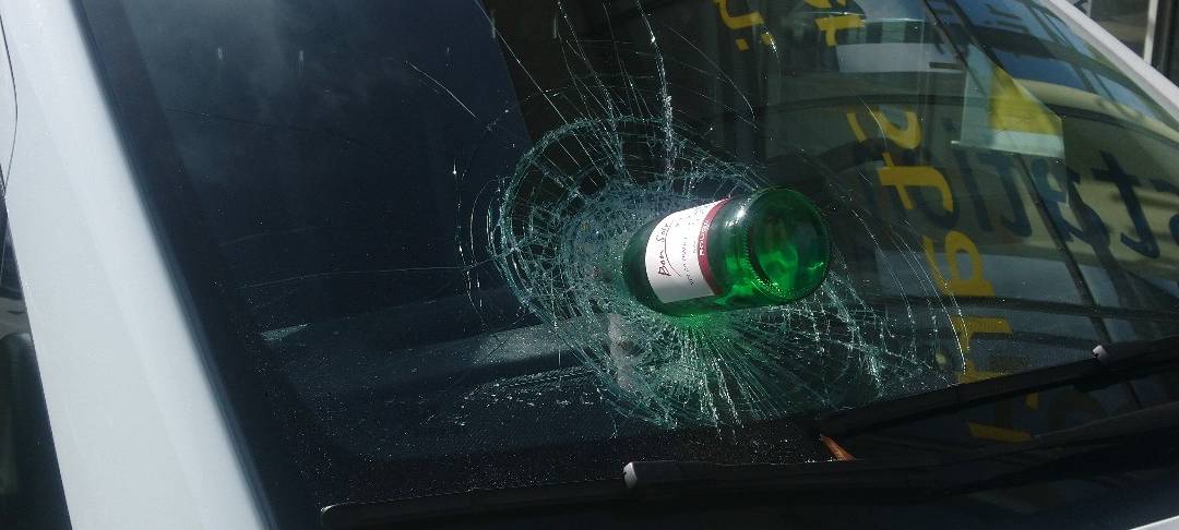 Randalierer rammt Flasche in Streifenwagen