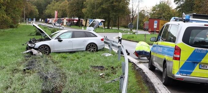 Übermüdung und Restalkohol: 20-Jähriger landet im Grünstreifen
