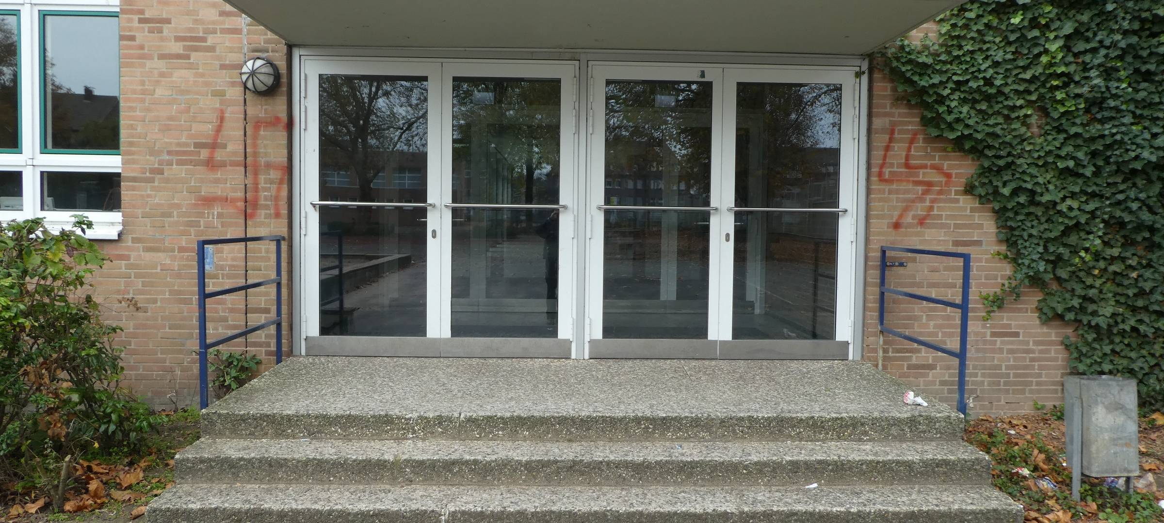 Schulen mit Hakenkreuzen beschmiert