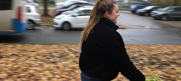 ANTENNE MÜNSTER-Reporterin Flavia Doster ist flott unterwegs mit dem Tretroller!