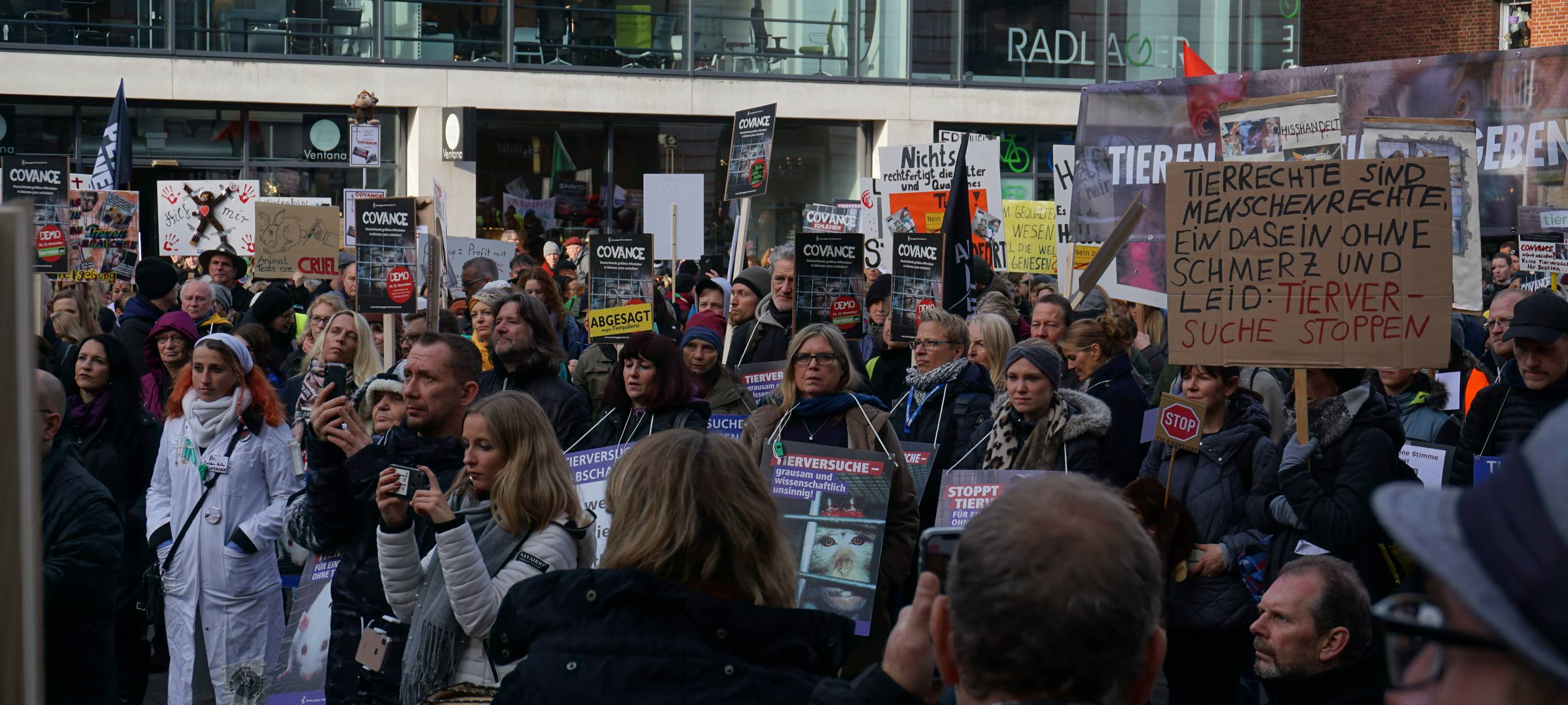 Demo gegen Tierversuchslabor Covance