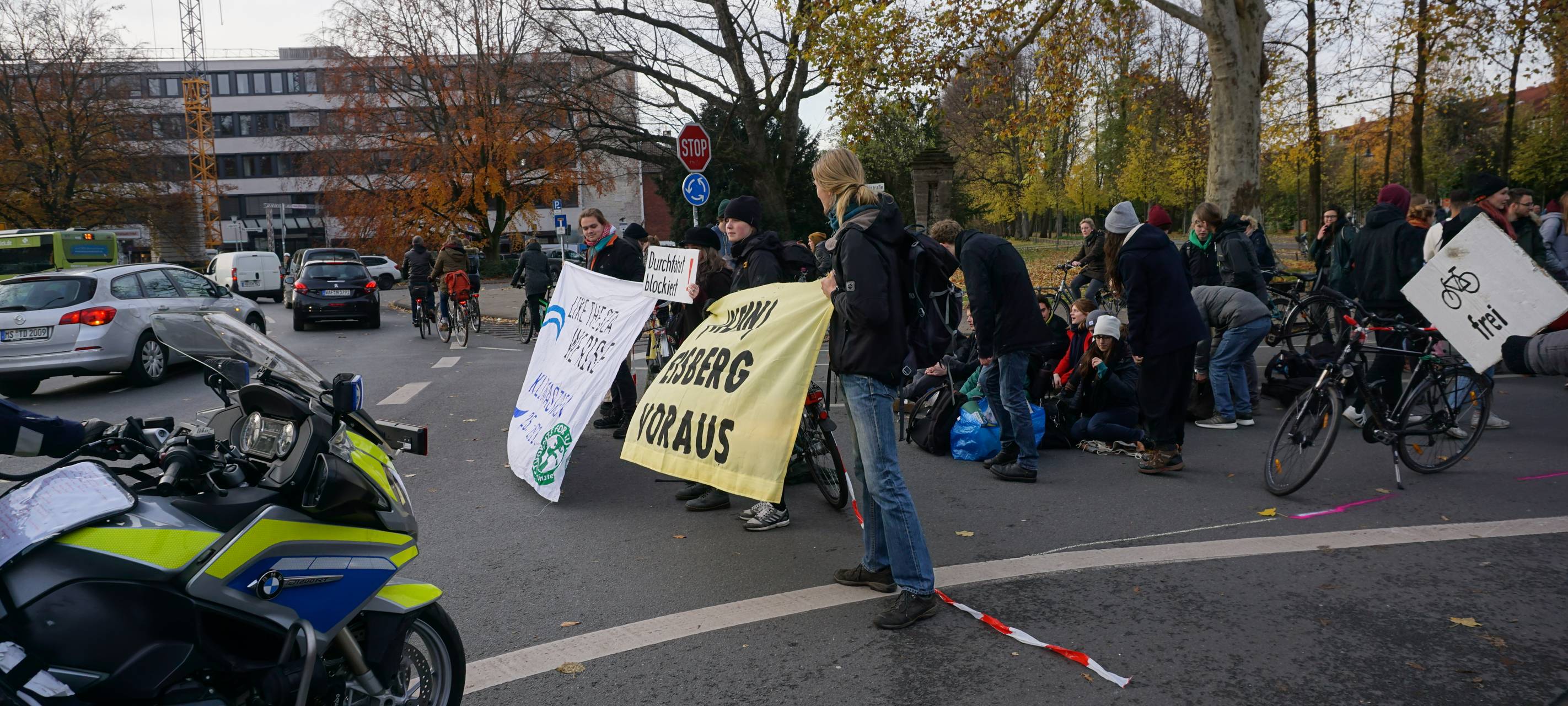 "Extinction Rebellion" und "Students for Future" blockieren Ludgeristraße