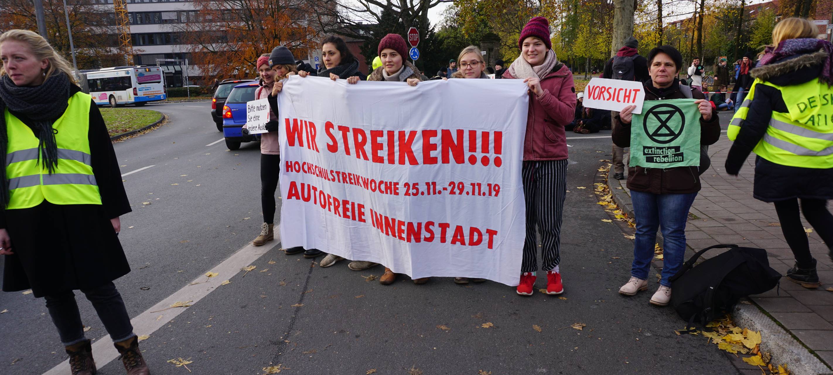 "Extinction Rebellion" und "Students for Future" blockieren Ludgeristraße