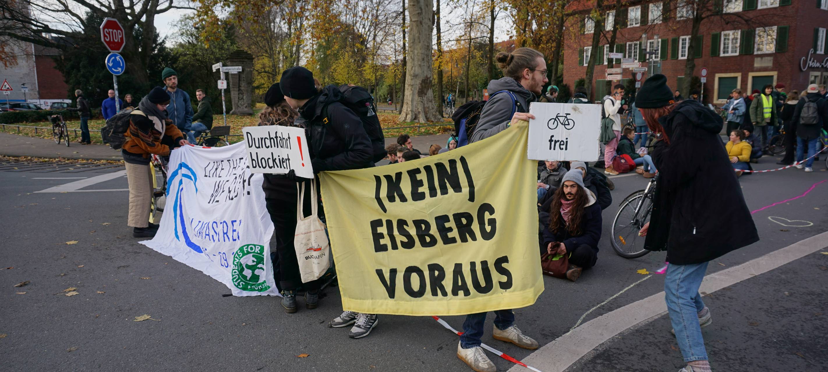 "Extinction Rebellion" und "Students for Future" blockieren Ludgeristraße