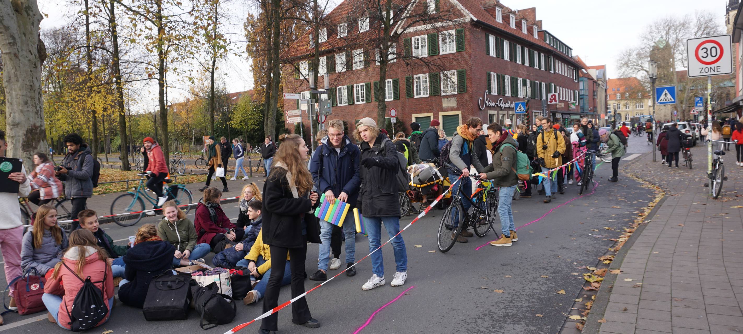 "Extinction Rebellion" und "Students for Future" blockieren Ludgeristraße