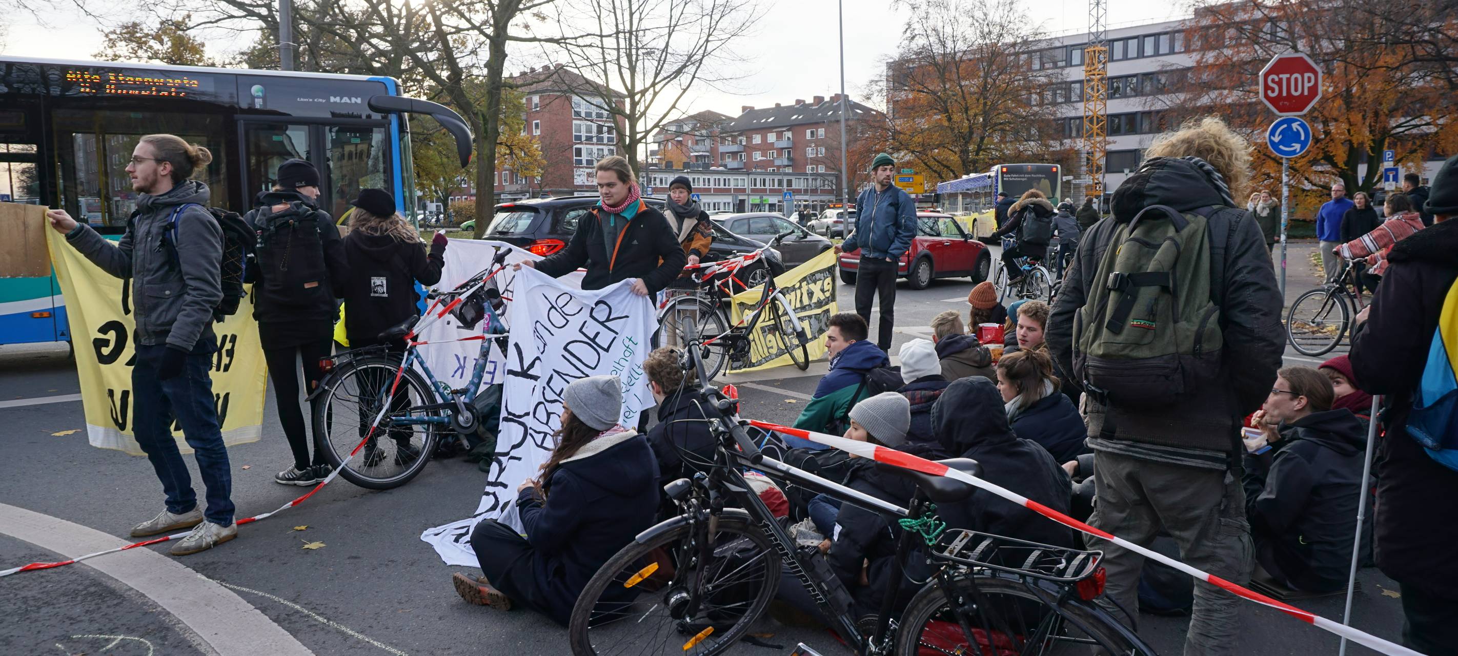 "Extinction Rebellion" und "Students for Future" blockieren Ludgeristraße