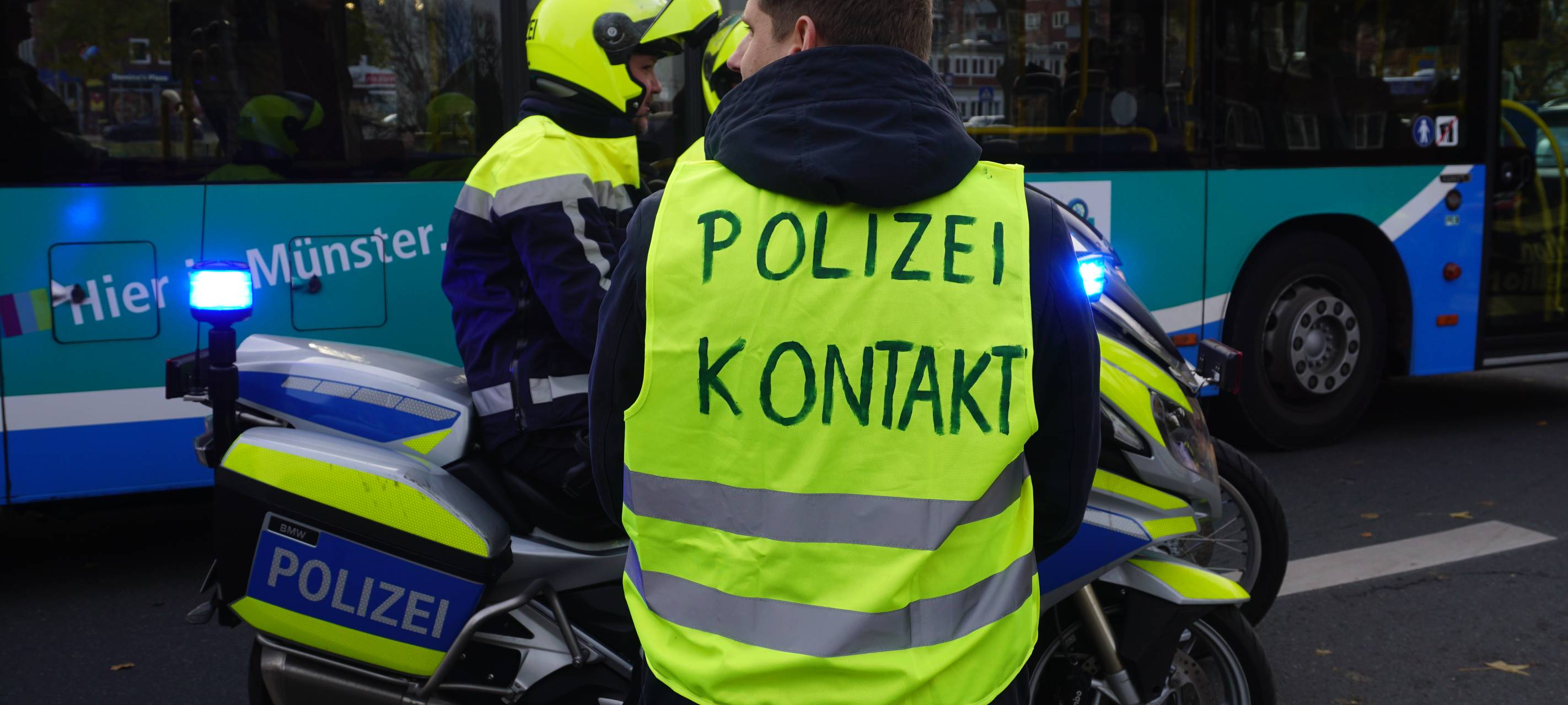 "Extinction Rebellion" und "Students for Future" blockieren Ludgeristraße