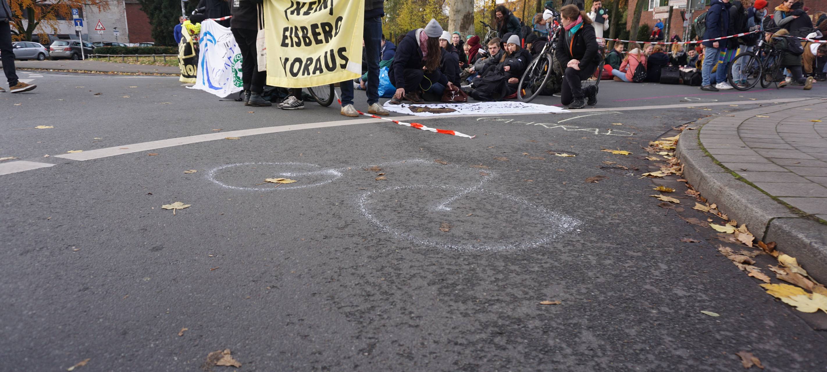 "Extinction Rebellion" und "Students for Future" blockieren Ludgeristraße