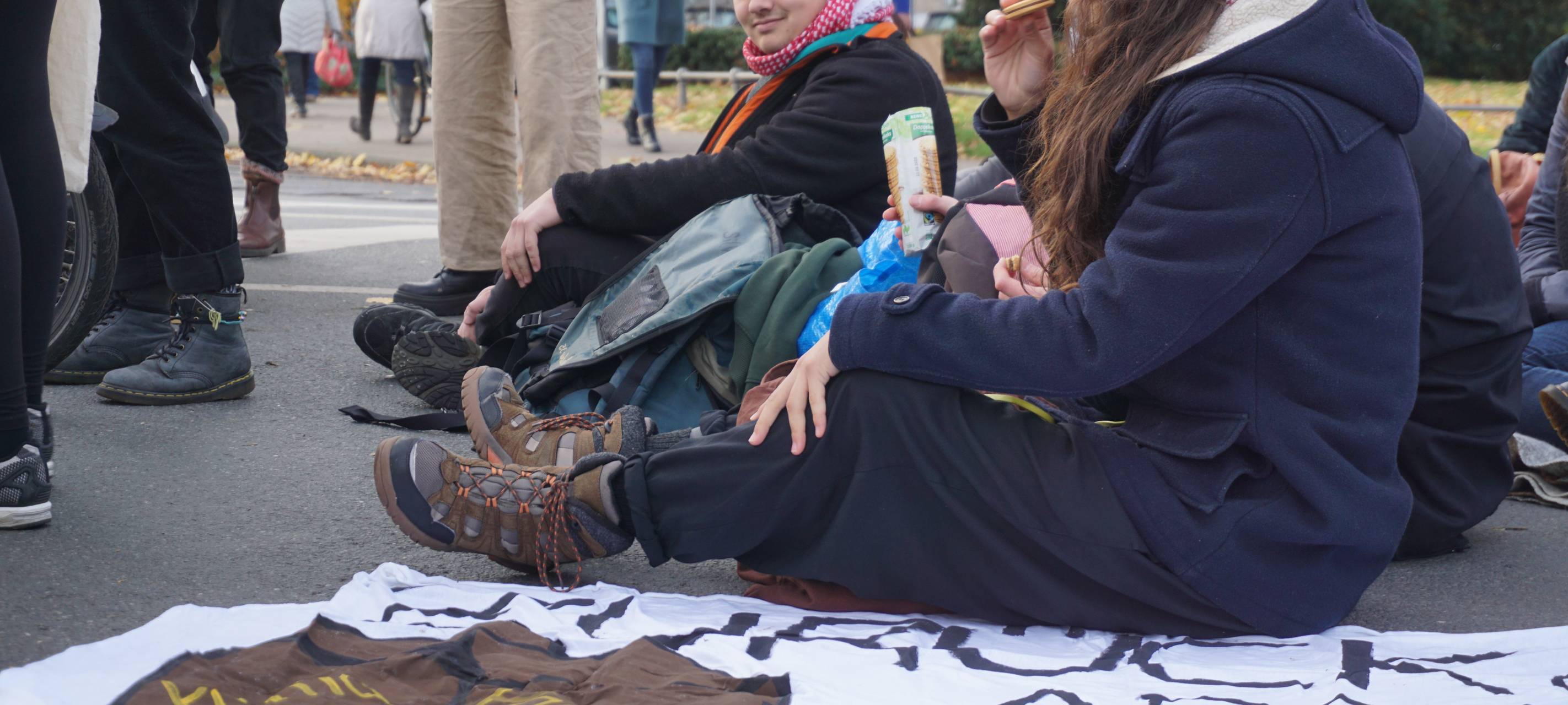 "Extinction Rebellion" und "Students for Future" blockieren Ludgeristraße