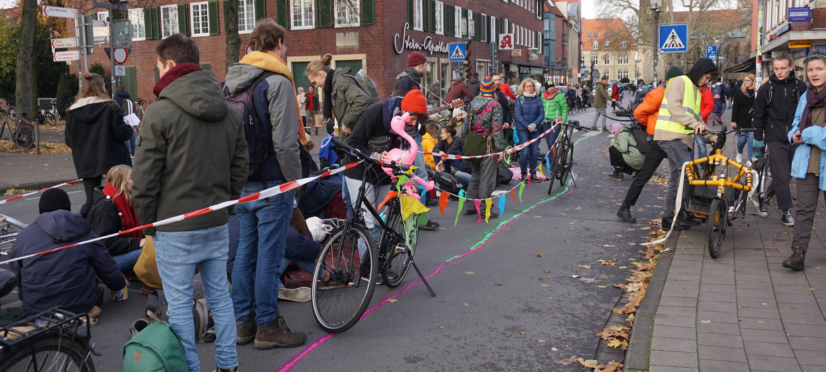 "Extinction Rebellion" und "Students for Future" blockieren Ludgeristraße