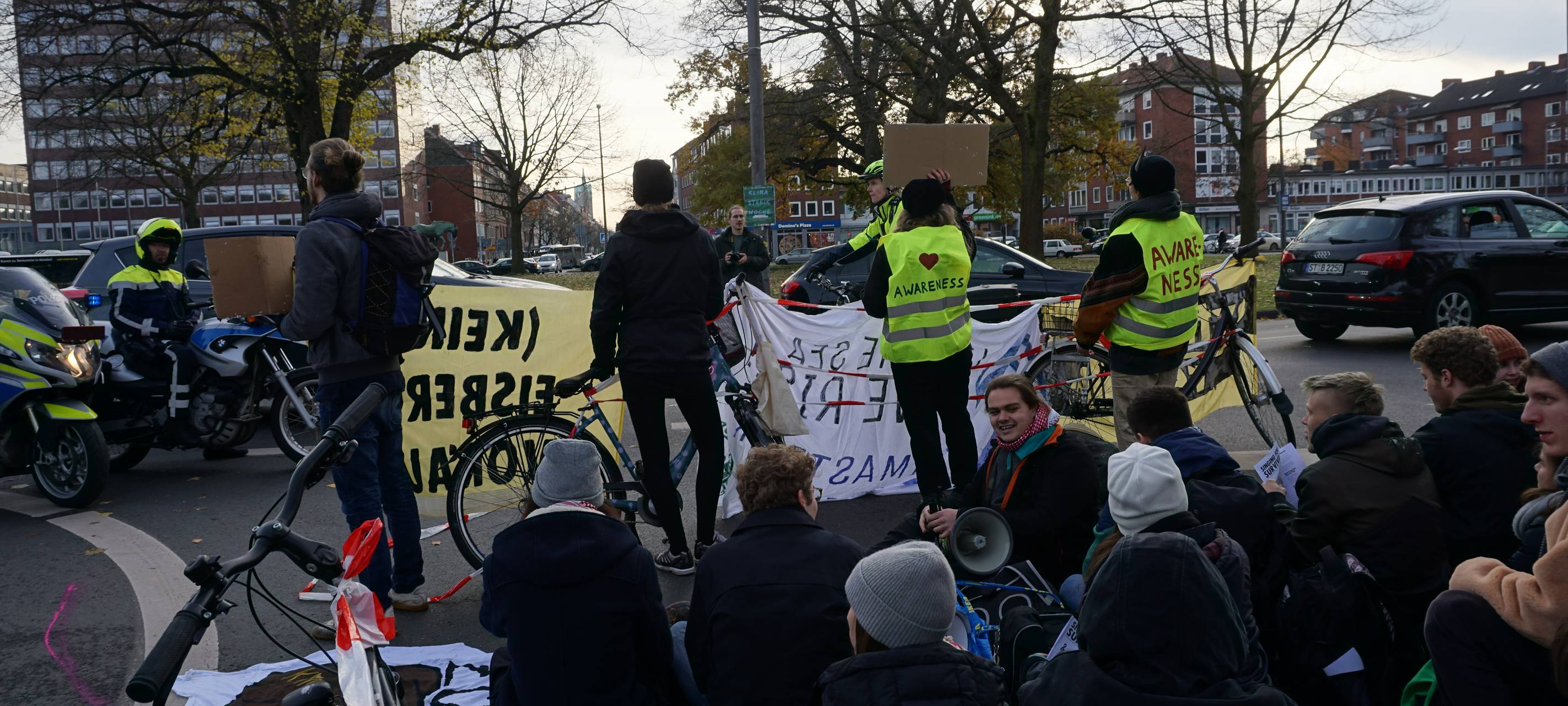 "Extinction Rebellion" und "Students for Future" blockieren Ludgeristraße