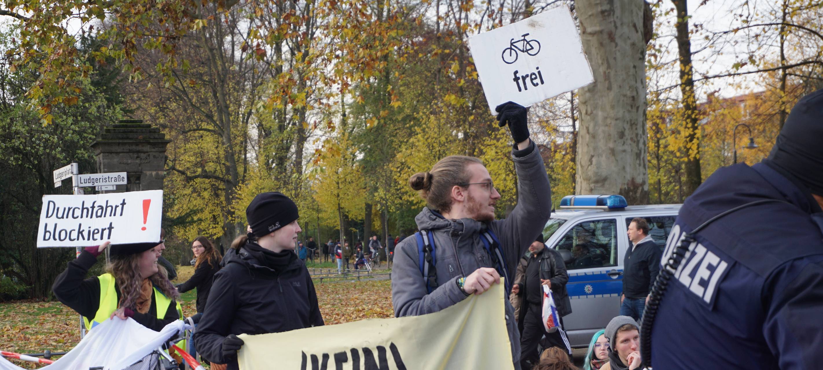"Extinction Rebellion" und "Students for Future" blockieren Ludgeristraße