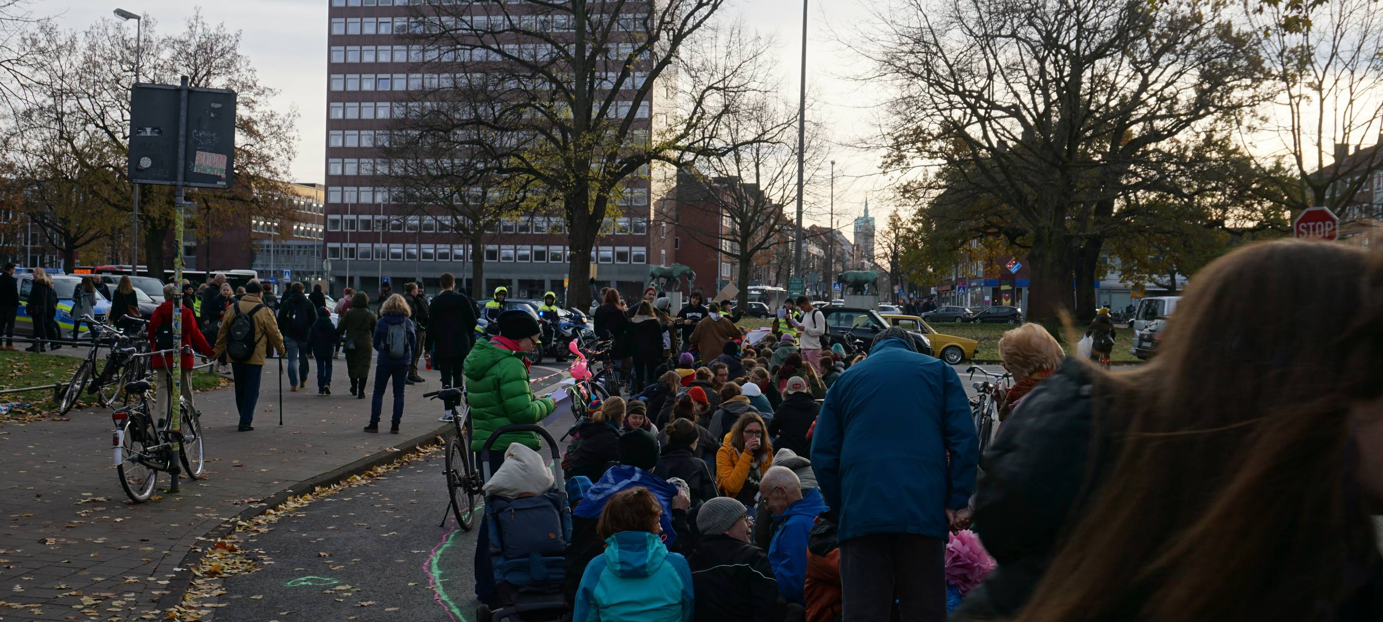 "Extinction Rebellion" und "Students for Future" blockieren Ludgeristraße