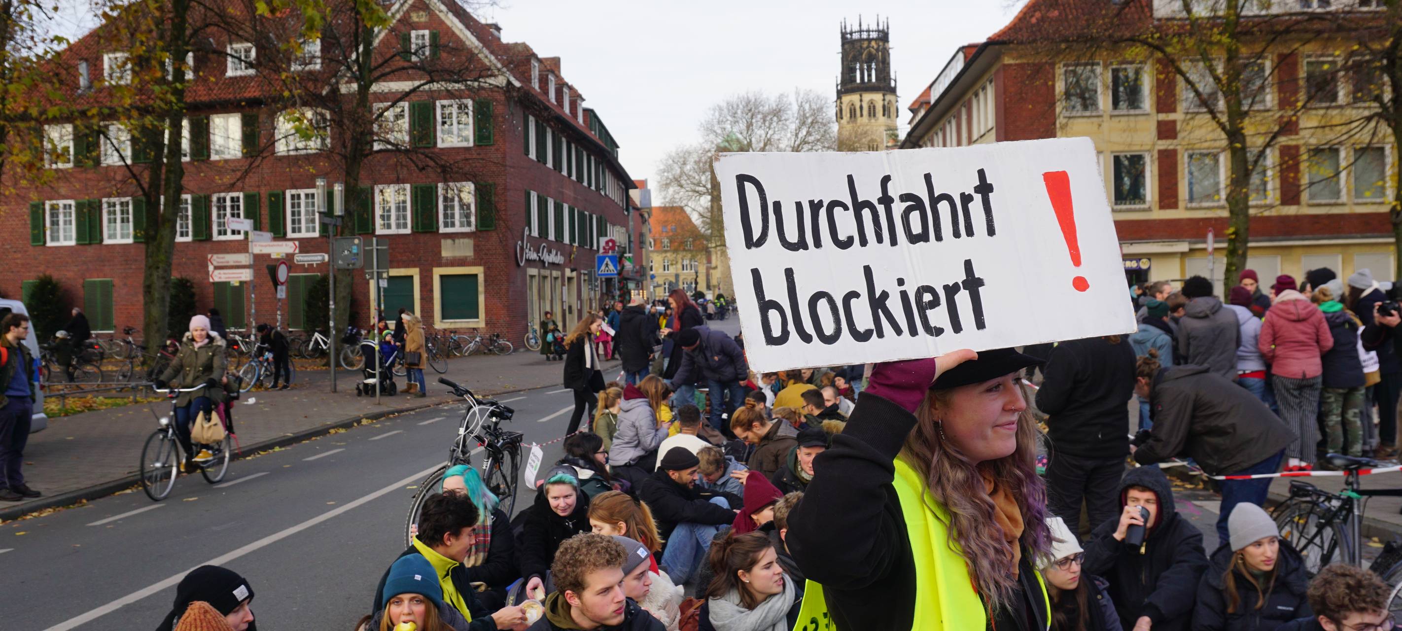 "Extinction Rebellion" und "Students for Future" blockieren Ludgeristraße