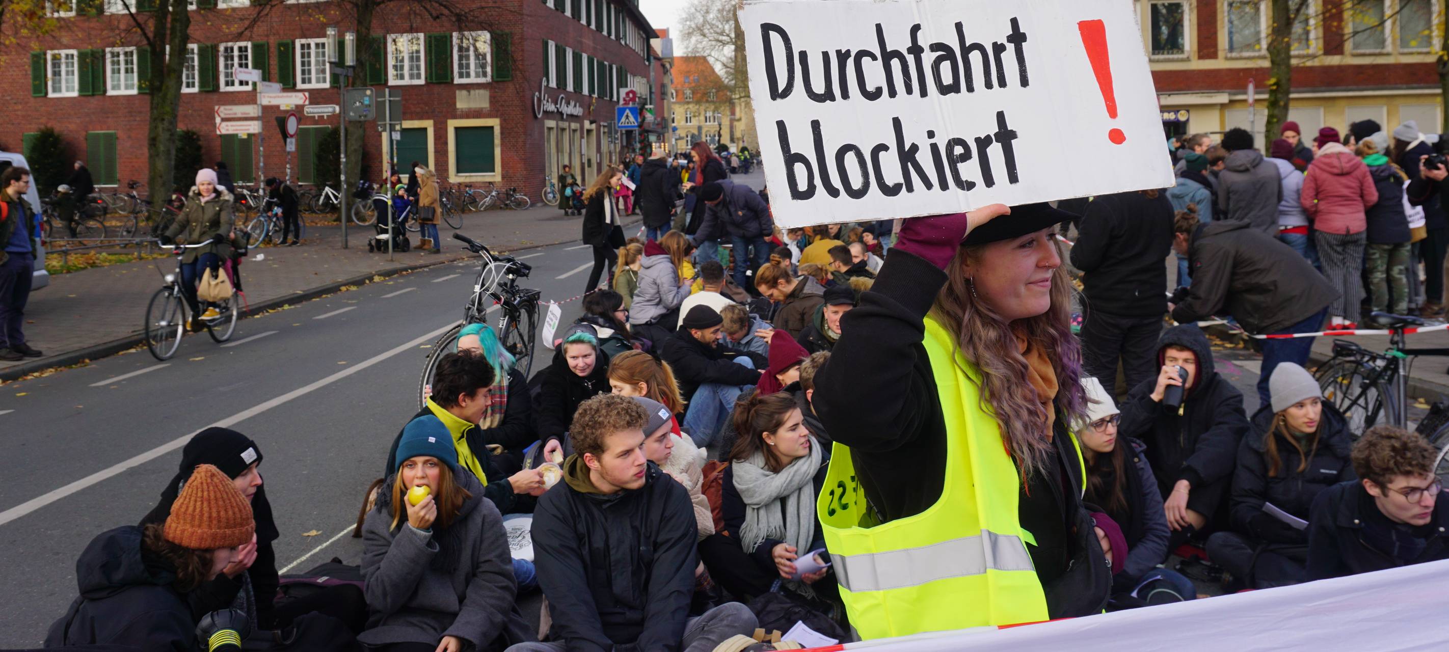 "Extinction Rebellion" und "Students for Future" blockieren Ludgeristraße