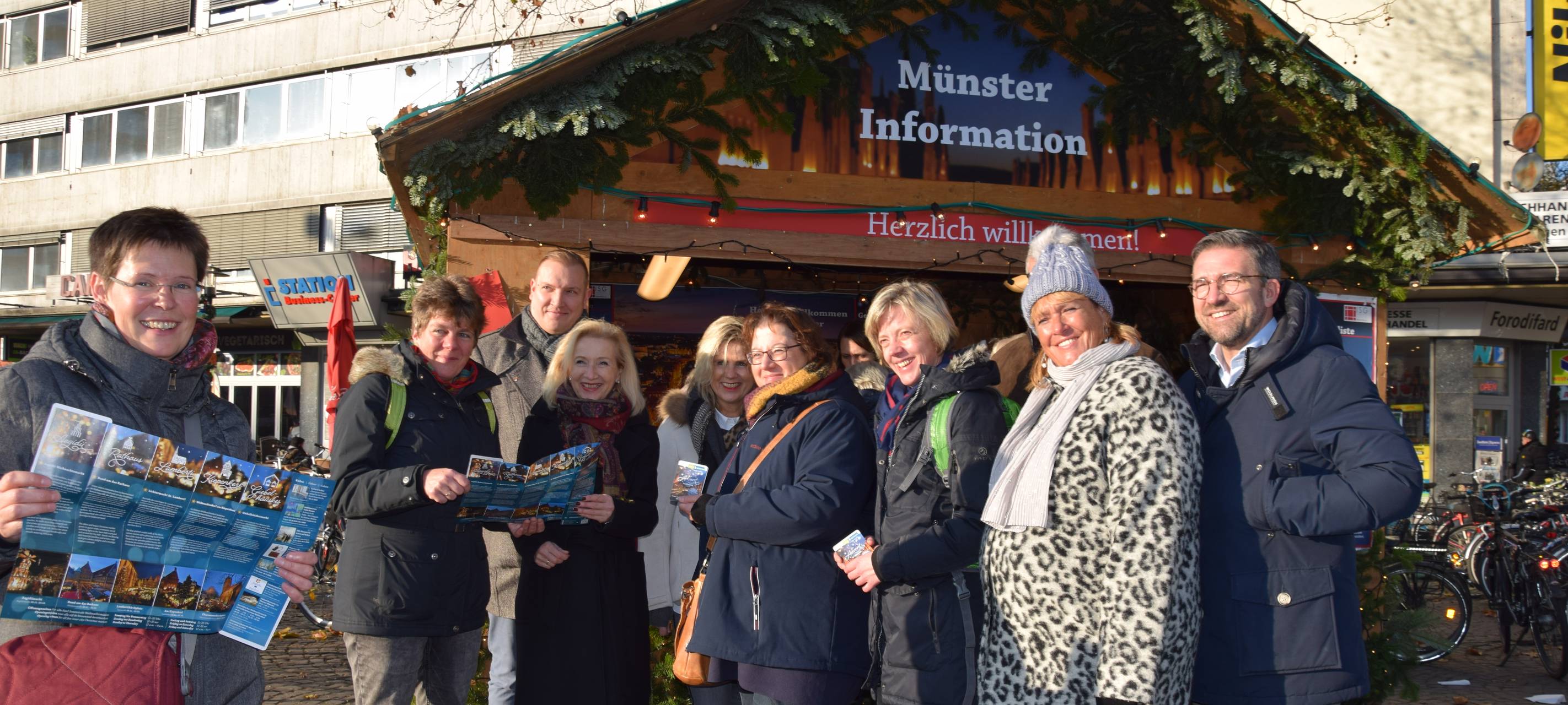 Weihnachtliche Infohütte im Bahnhofsviertel