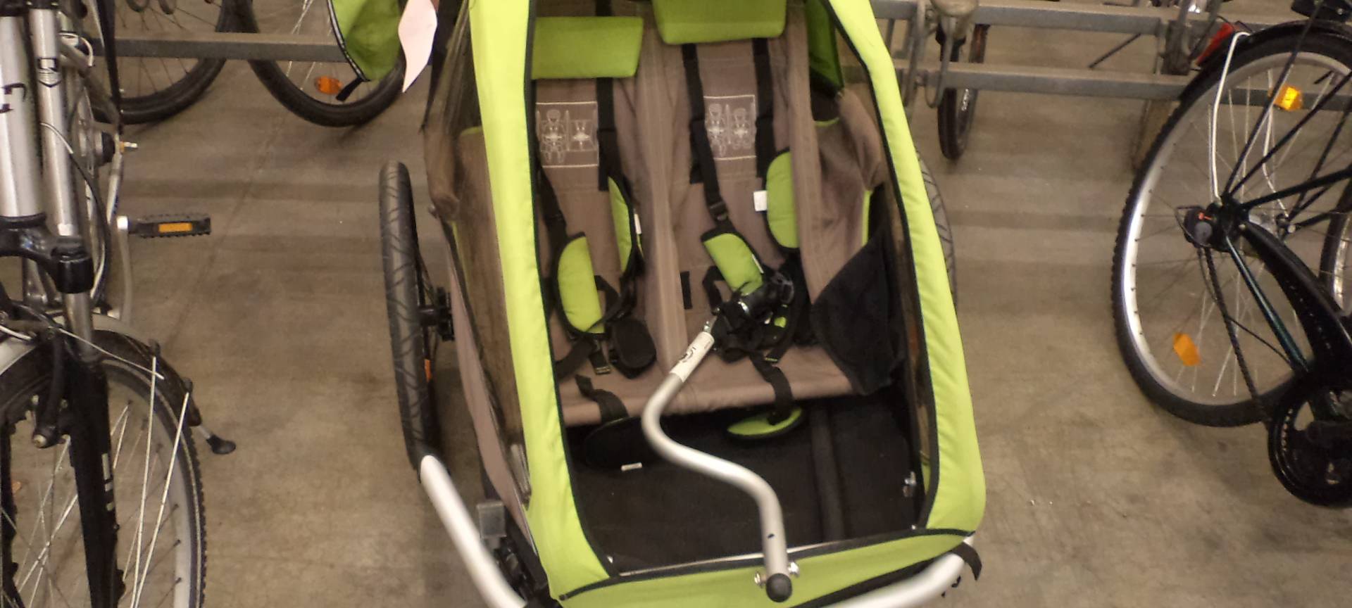 4-Jähriger fällt aus Fahrradanhänger