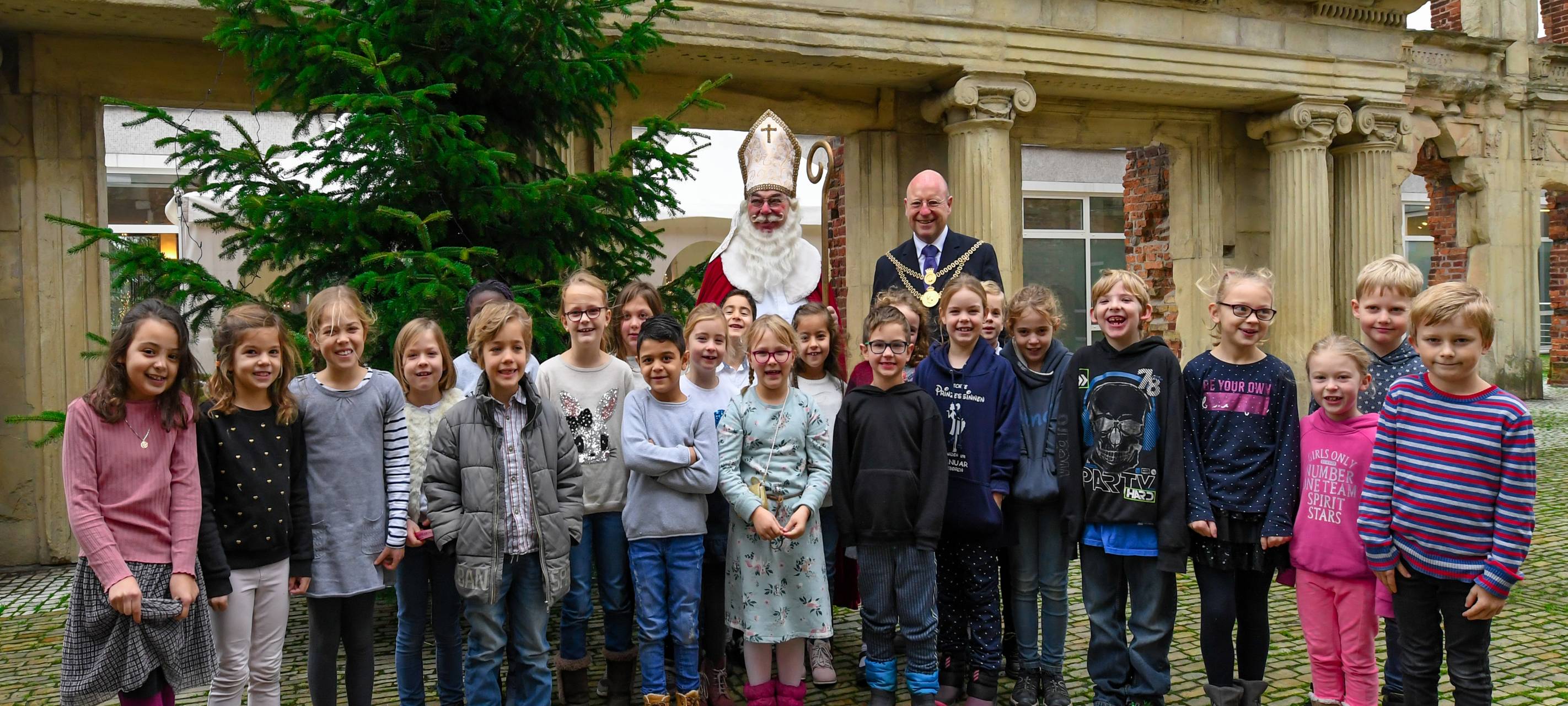 OB Lewe lud Patenkinder ins Theater ein