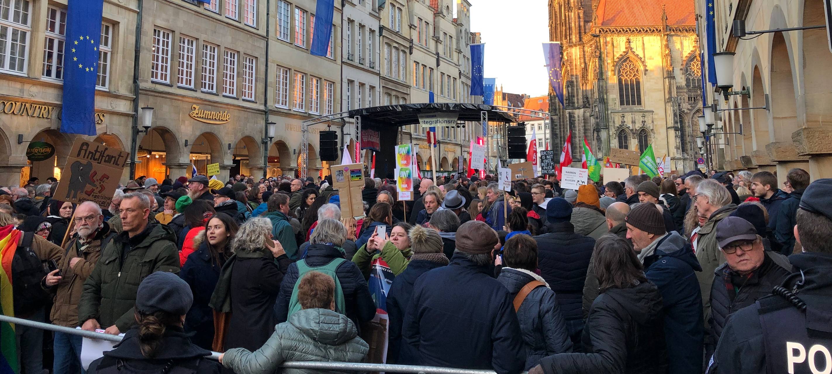 4.000 protestieren gegen AfD-Neujahrsempfang