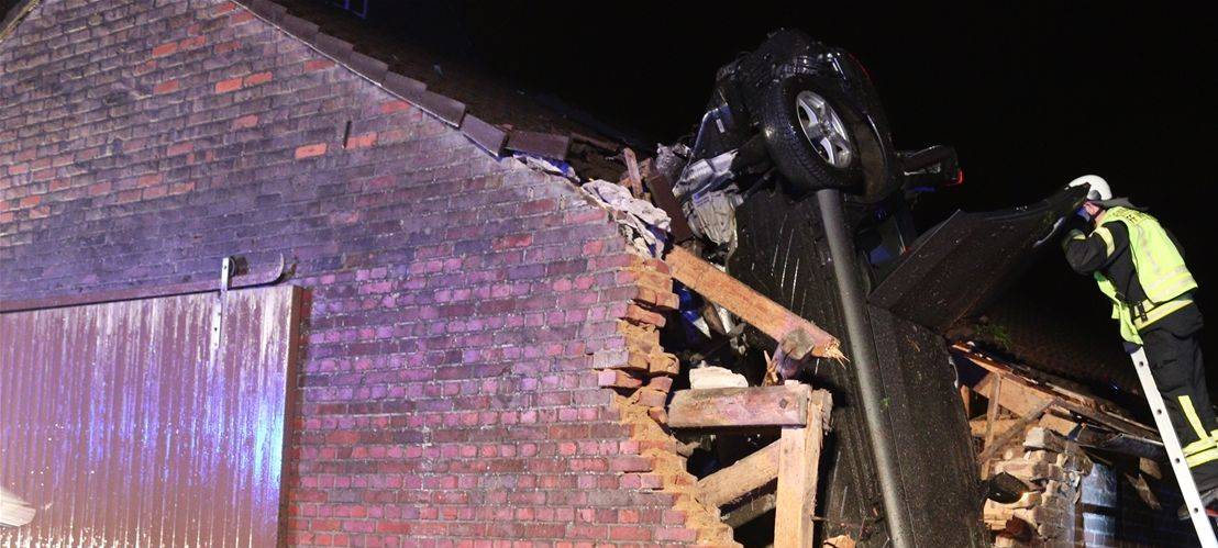 Auto landet im Dachstuhl einer Scheune