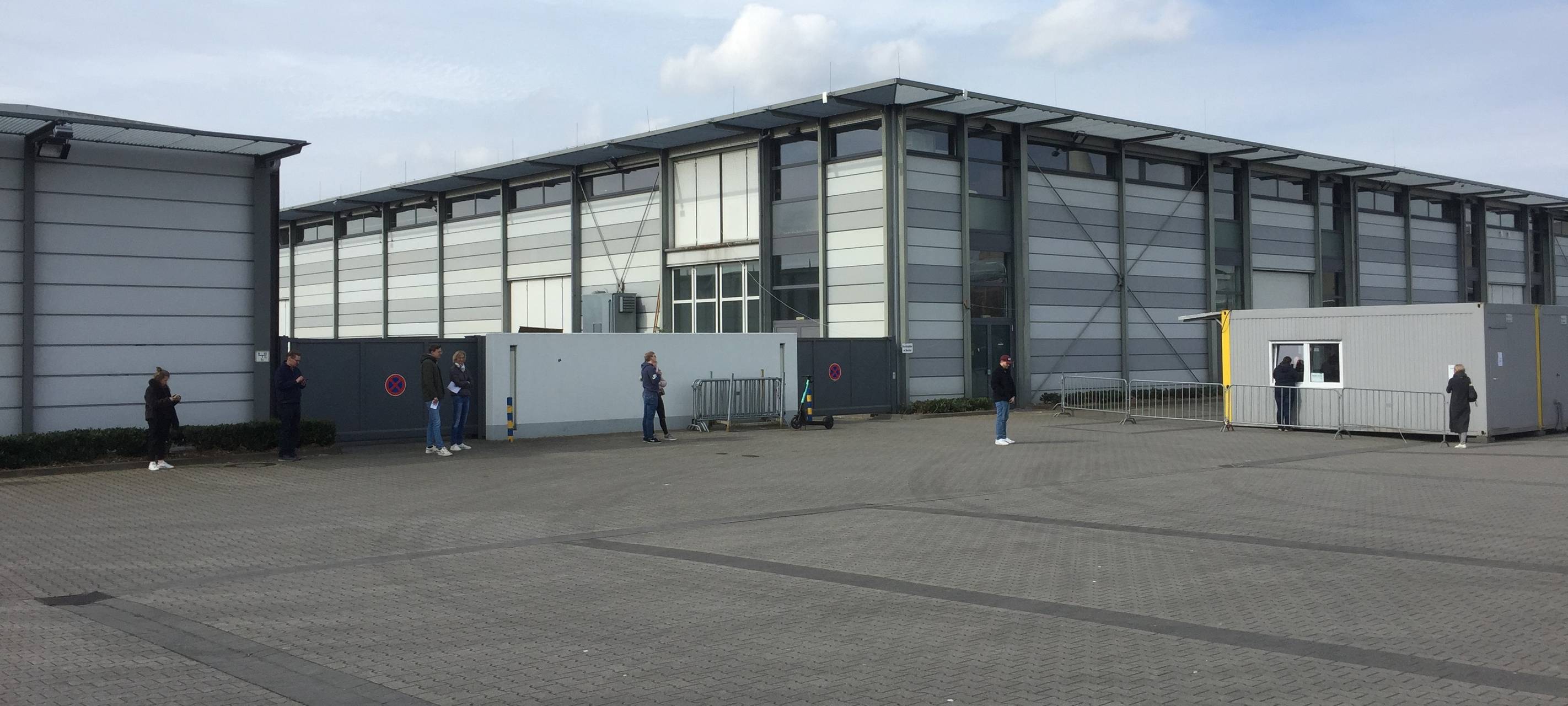 Andrang auf Corona-Diagnose-Zentrum