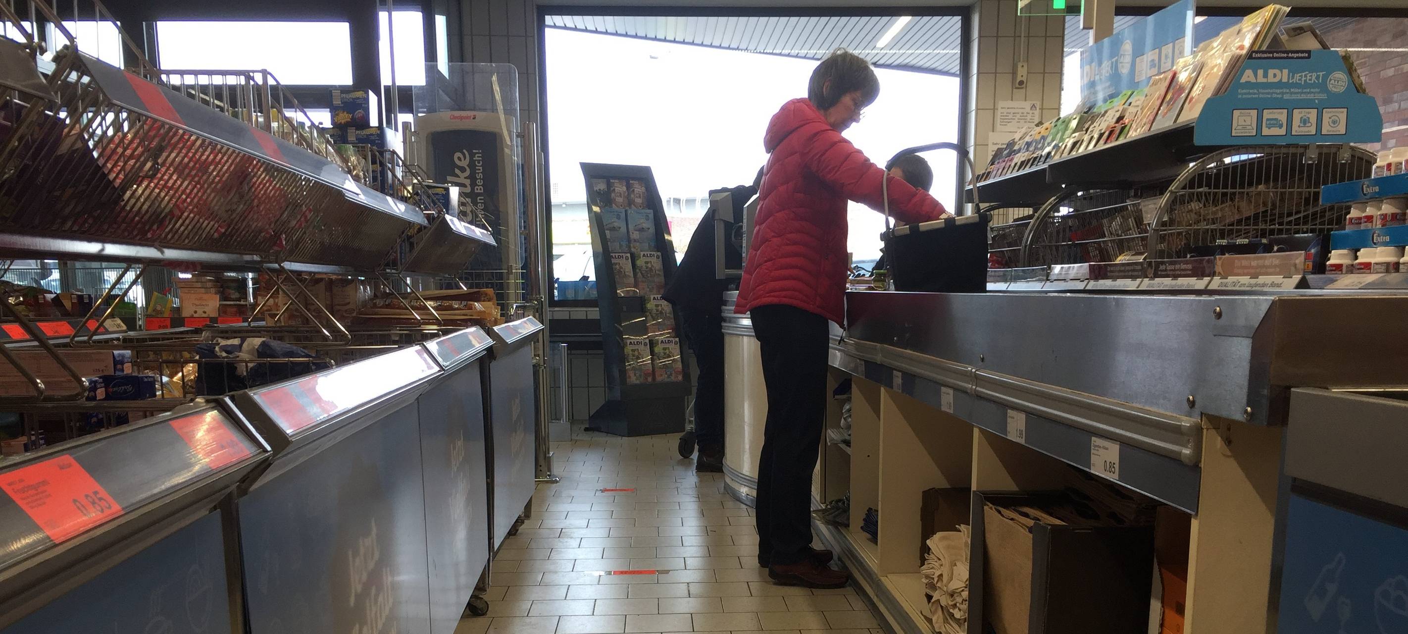 Beim Einkaufen Abstand halten!