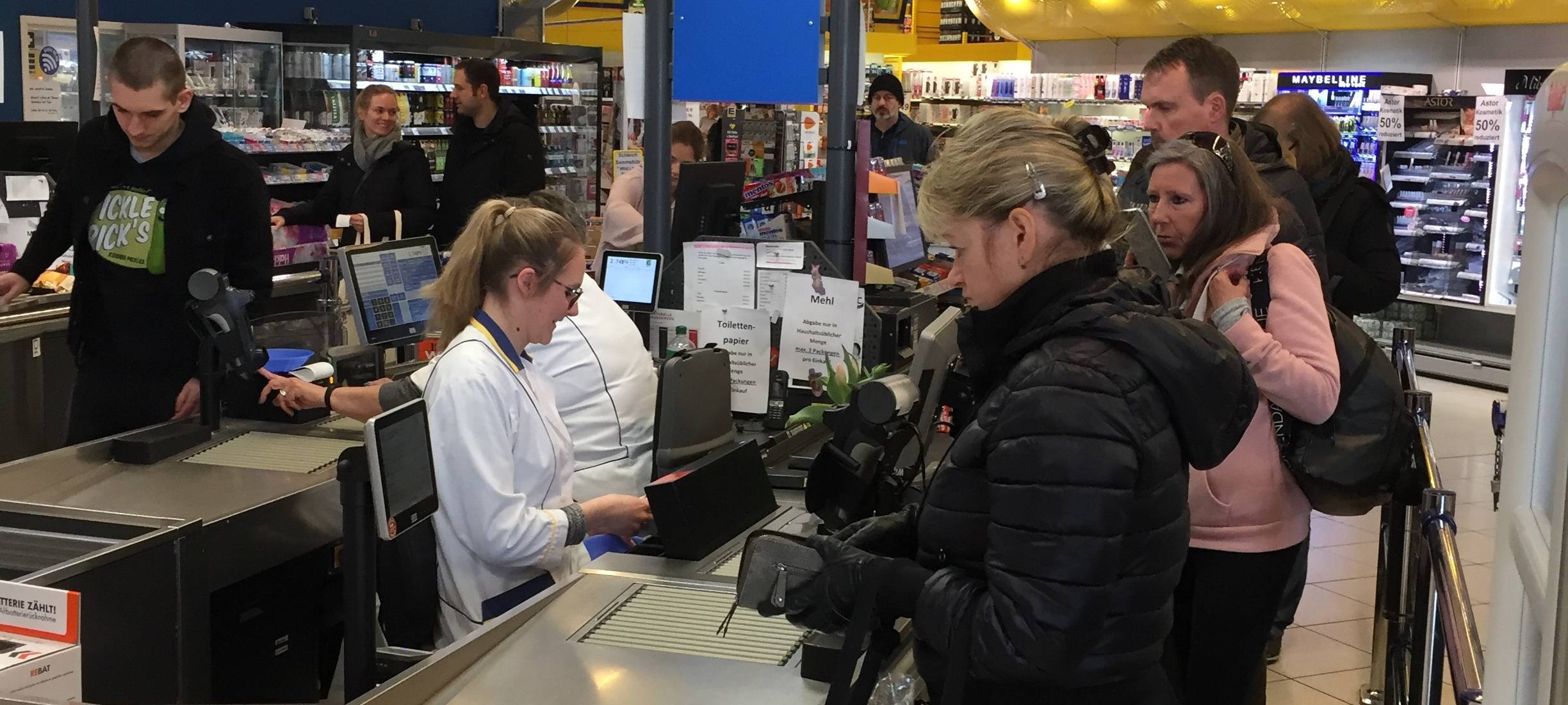 Beim Einkaufen Abstand halten!