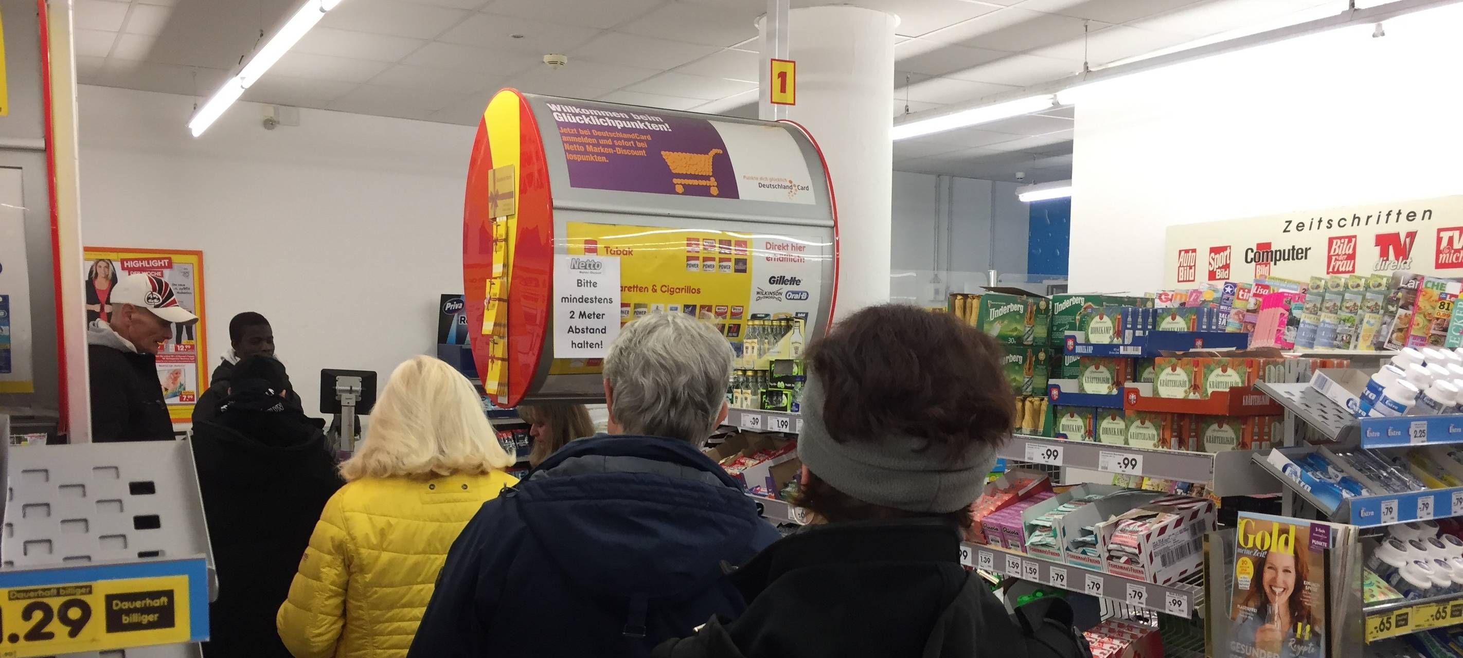 Beim Einkaufen Abstand halten!