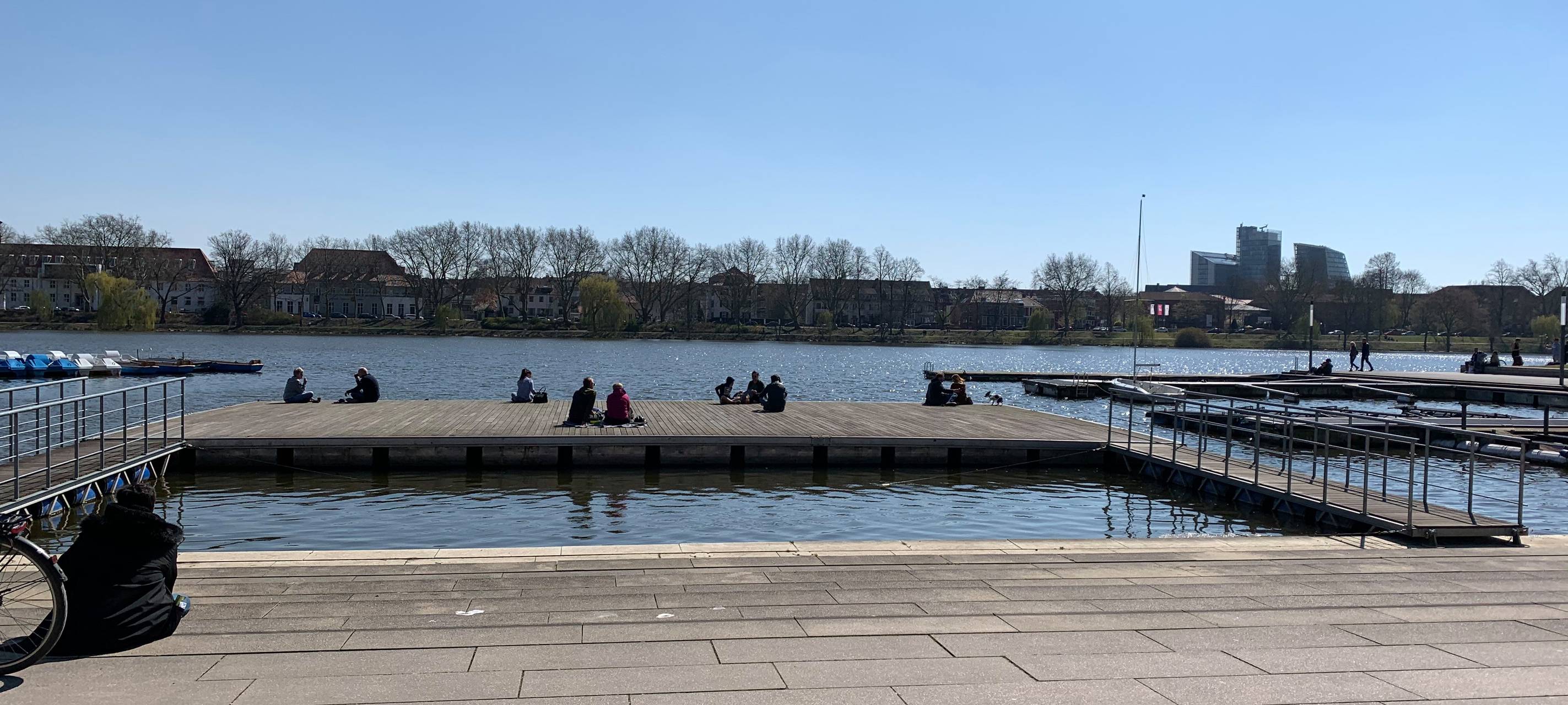 So leer ist es sonst kaum an einem sonnigen Frühlingstag am Aasee.