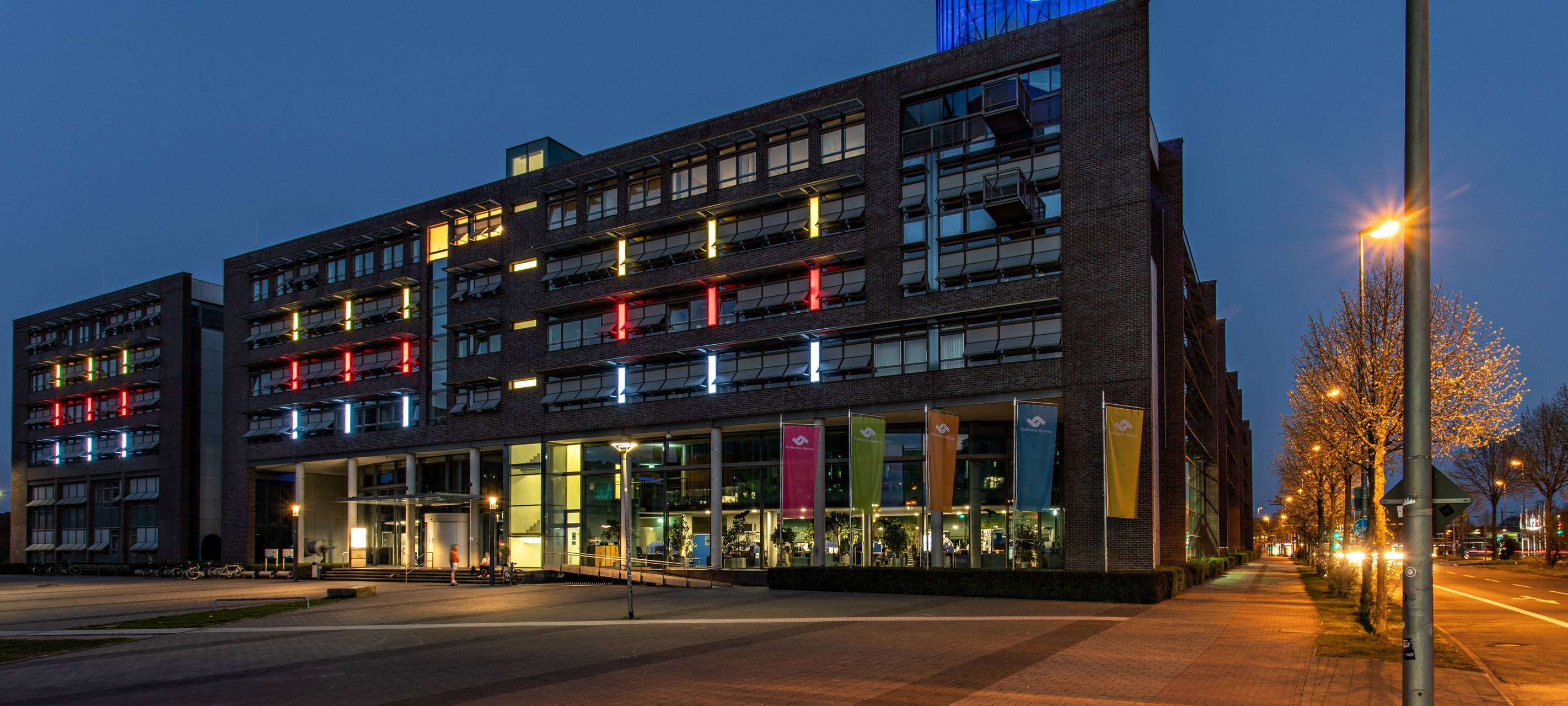 Stadtwerke-Gebäude leuchtet in Münster-Farben