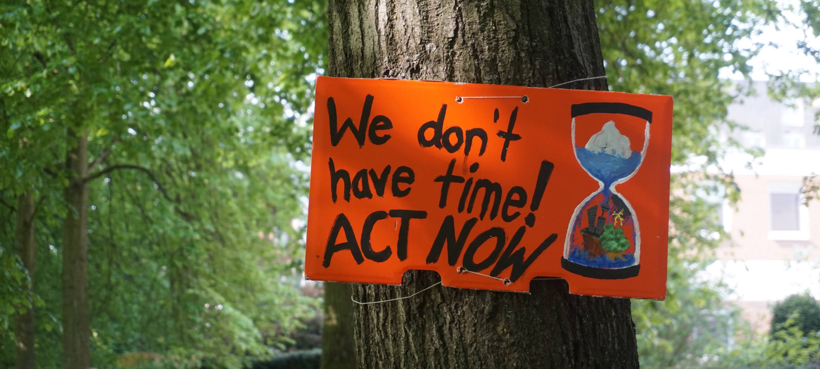 Fridays for Future streikt im Netz und mit Plakaten auf der Promenade
