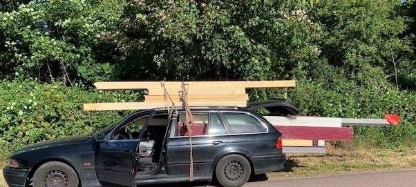 Mann mit völlig überladenem Auto in Nienberge unterwegs