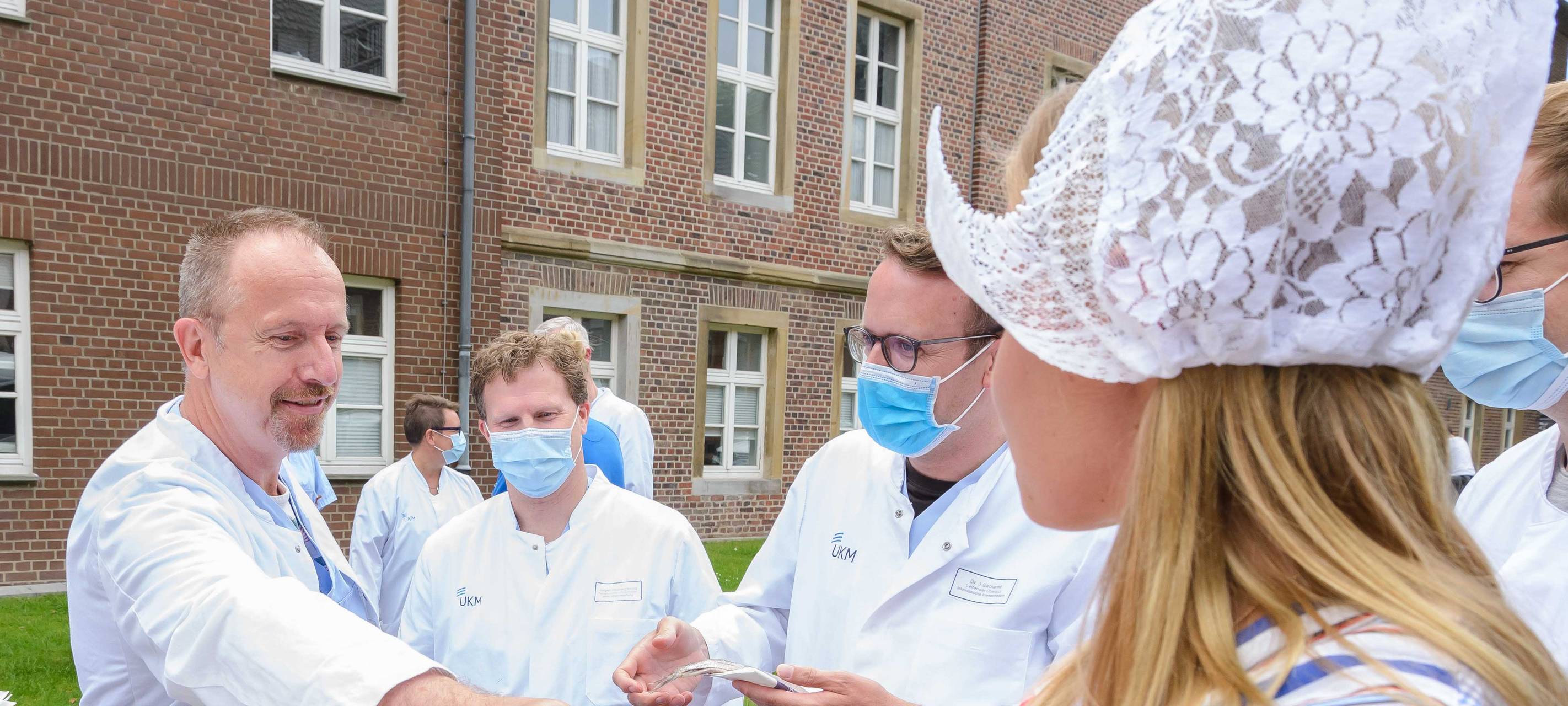 4.000 Matjes zum Dank für Versorgung niederländischer Corona-Kranker