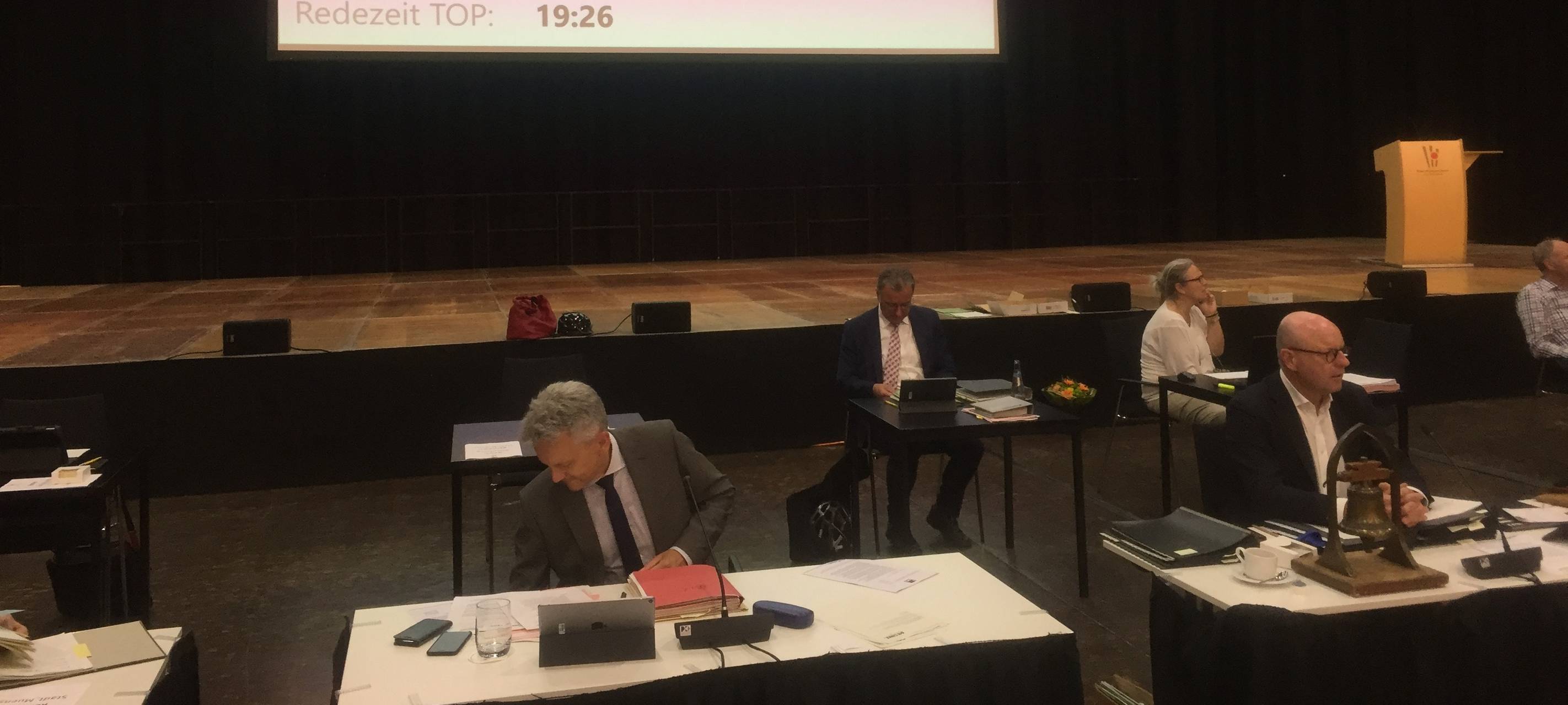 Rat: Mammut-Tagesordung und Proteste