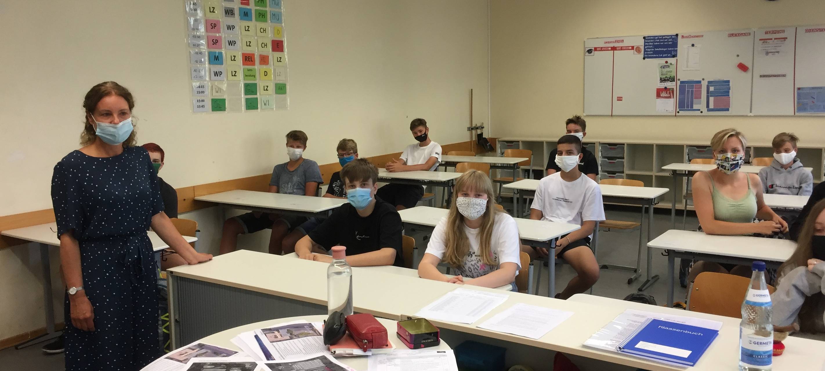 In der Klasse müssen die Schülerinnen und Schüler jetzt Maske tragen.