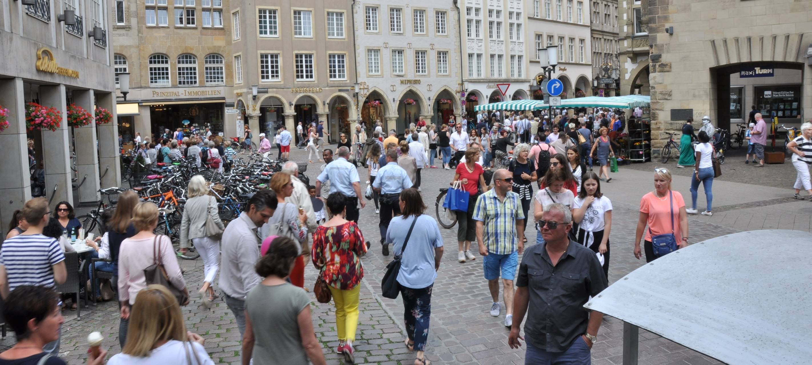 Viele Passanten in der City