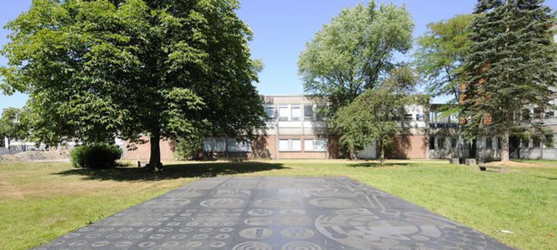 Matt Mullicans ''Ohne Titel (Skulptur für die Chemischen Institute)''