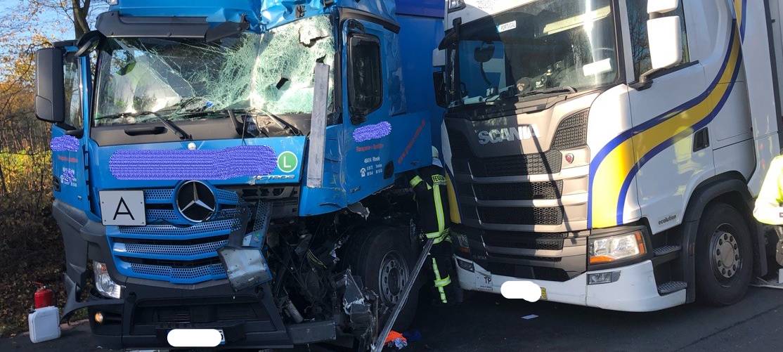 Drei schwerverletzte Lkw-Fahrer auf A1
