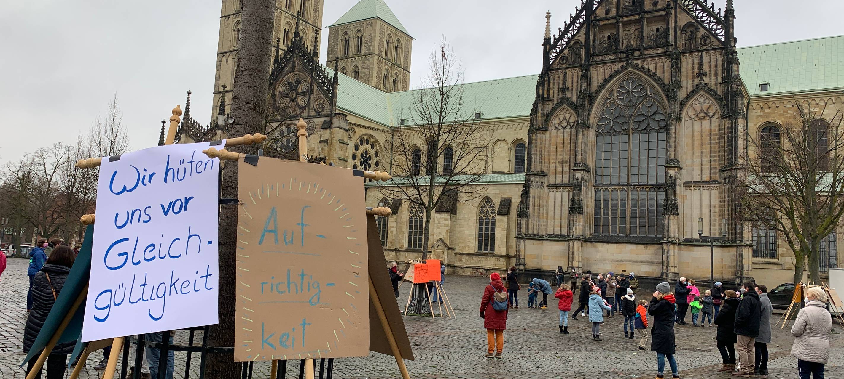 St. Stephanus Gemeinde demonstriert für den Verbleib von Pfarrer Laufmöller