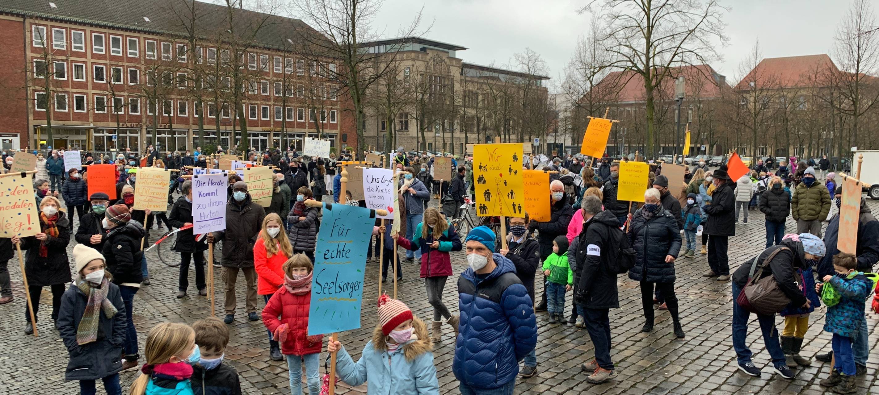 St. Stephanus Gemeinde demonstriert für den Verbleib von Pfarrer Laufmöller