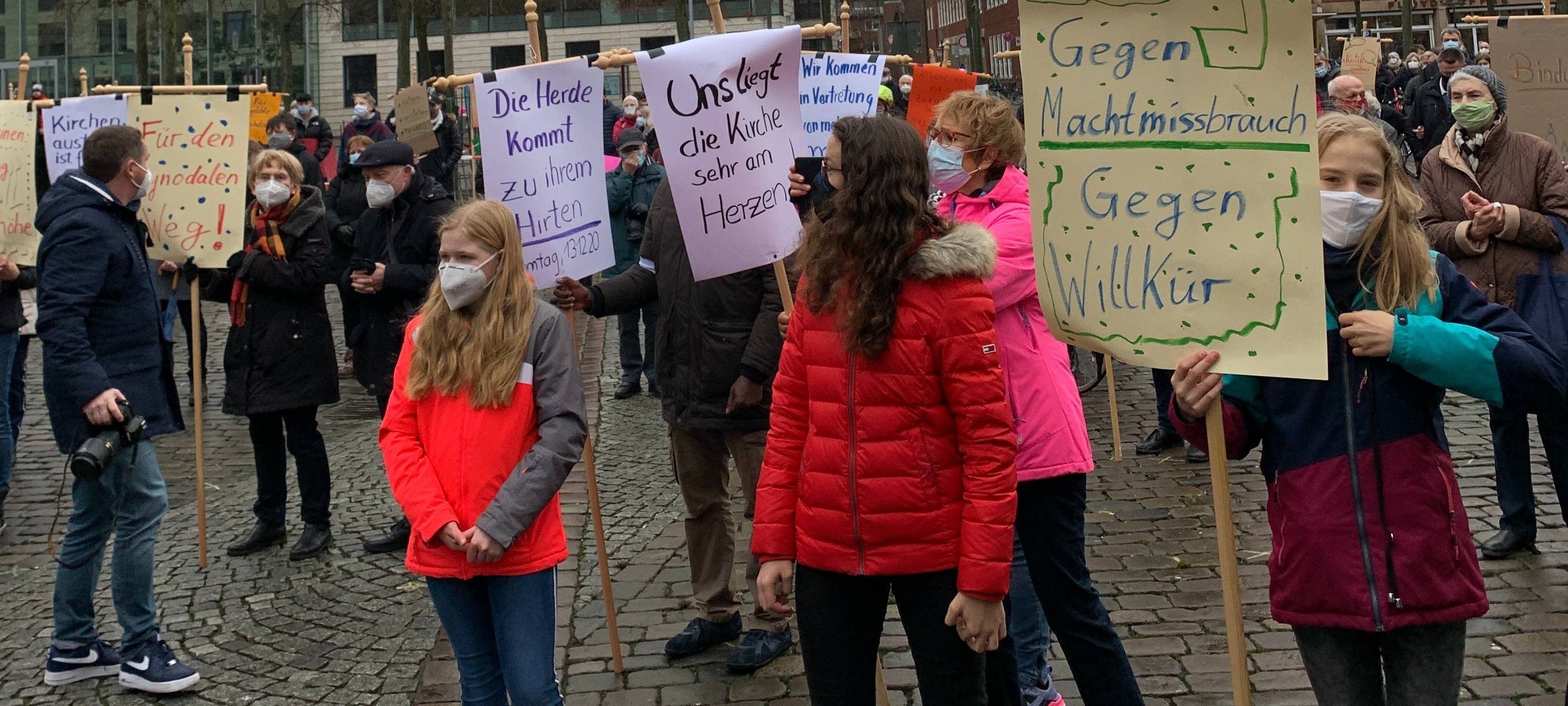 St. Stephanus Gemeinde demonstriert für den Verbleib von Pfarrer Laufmöller